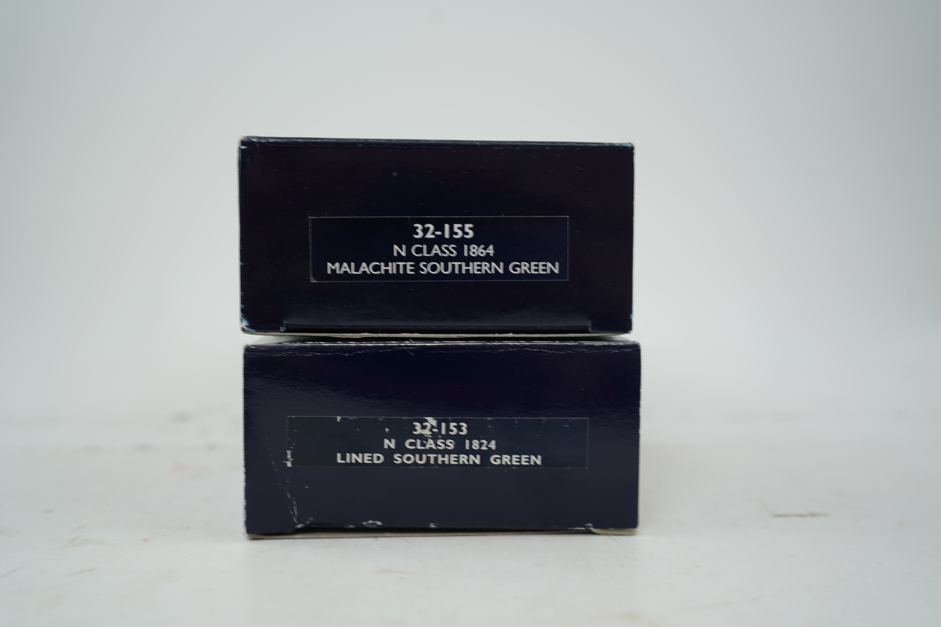 Two boxed Bachmann Branchline 00 gauge railway Southern Railway N Class tender locomotives; 1824 (32-153), together with 1864 (32-155)